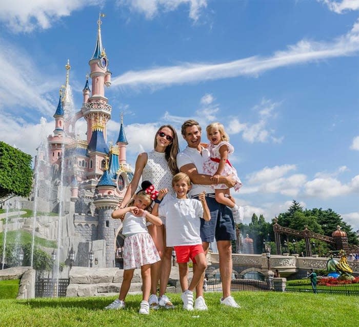 Carlos Baute y Astrid Klisans con sus tres hijos