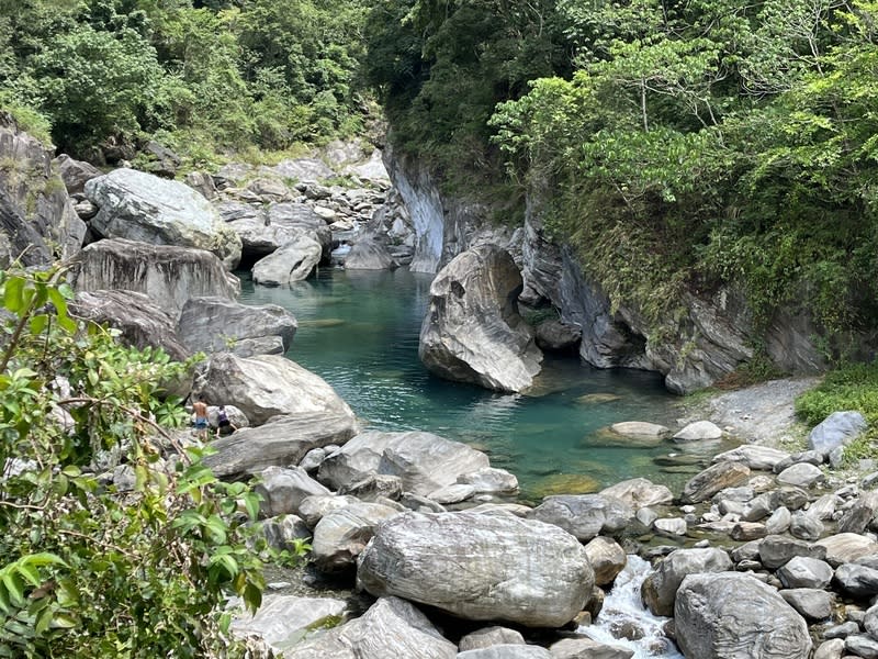 花蓮慕谷慕魚朝自然人文生態景觀區規劃 花蓮秀林鄉銅門村人氣景點慕谷慕魚聯外道路已通 車，花蓮縣府考量沿線仍有落石疑慮，暫不對外開 放，當地部落有共識成立「崖勇蘇漾自然人文生態景 觀區」，待部落會議決議後將送審。 中央社記者張祈攝  112年8月5日 