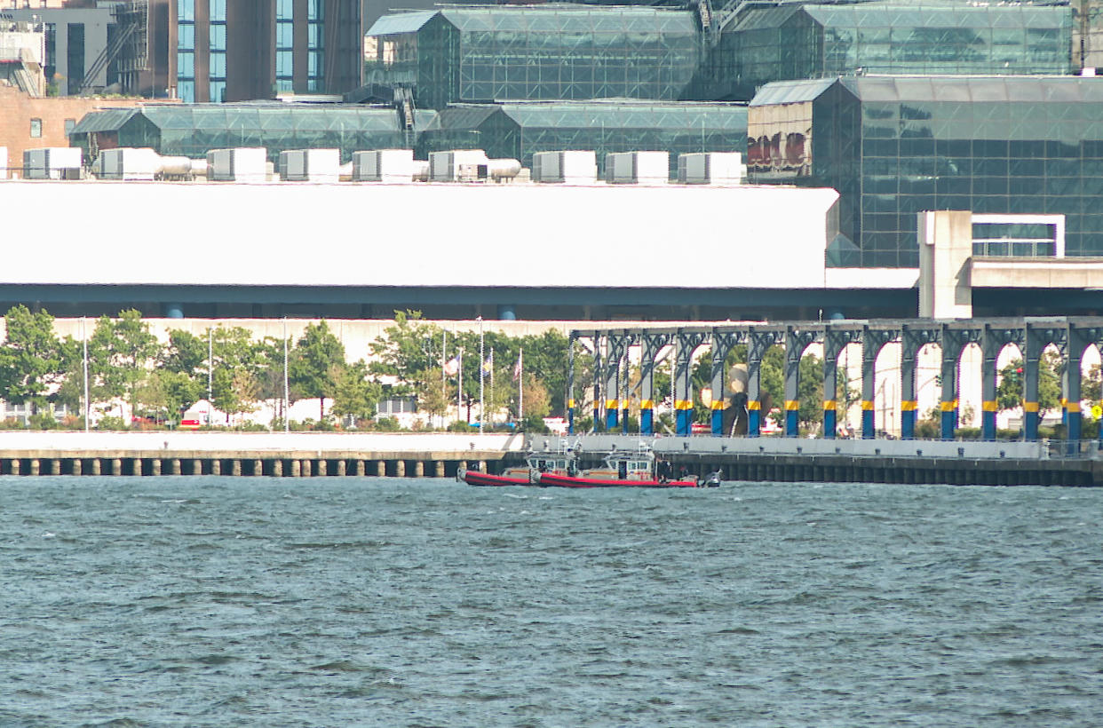 2 people pulled from Hudson River after boat with 12 on board capsizes (Lokman Vural Elibol / Anadolu Agency via Getty Images)