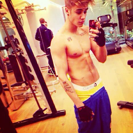 Bieber’s gym routine requires lots of lifting… lifting off his shirt, that is. (Photo: Instagram)