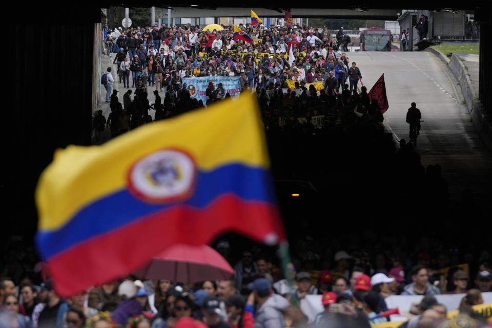 Un contingente de maestros marcha hacia el Congreso para protestar contra una iniciativa gubernamental de reformas educativas que está siendo sopesada por los legisladores, en el primer día de una huelga magisterial, el 12 de junio de 2024, en Bogotá, Colombia. (AP Foto/Fernando Vergara)