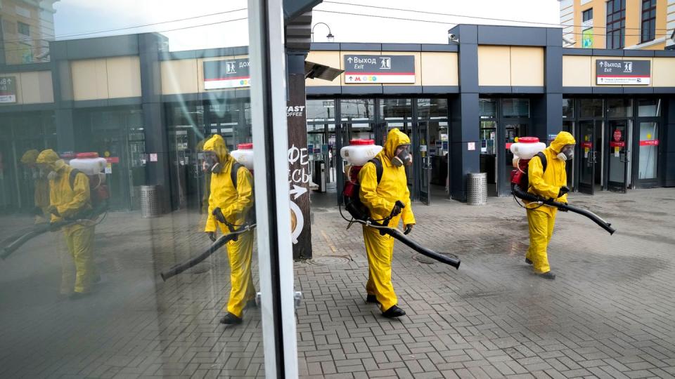 Mitarbeiter des Katastrophenschutzes desinfizieren einen Bahnsteig in Moskau.