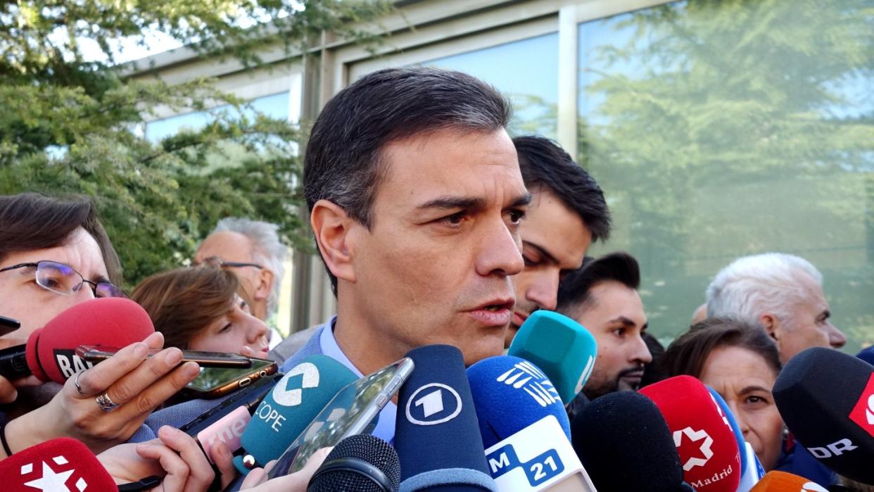 Spaniens amtierender Ministerpräsident Pedro Sanchez spricht in Madrid mit Journalisten. Foto: Guo Qiuda/XinHua