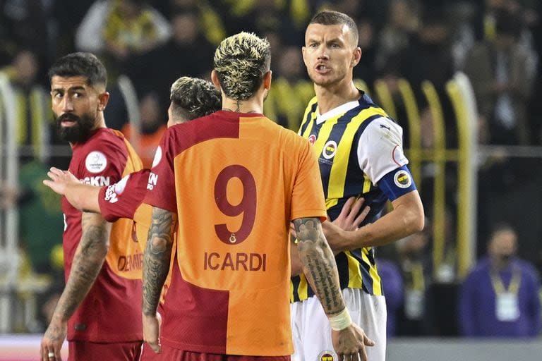 Edin Dzeko, jugador de Fenerbahce, discute con Mauro Icardi, de Galatasaray, en un clásico caliente disputado este domingo por la Superliga de Turquía