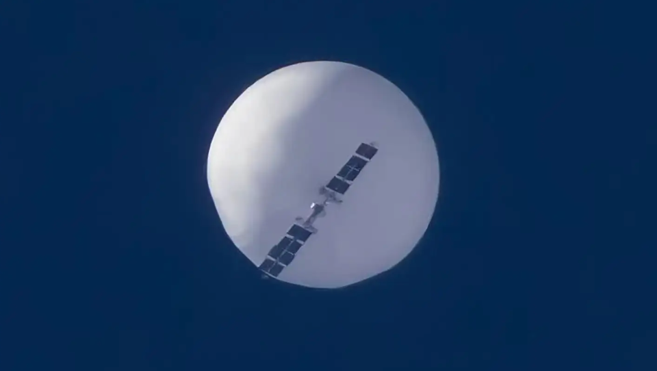 A view of the Chinese surveillance balloon while it was traveling over the United States and the solar-powered payload handing beneath it. <em>Tyler Schlitt Photography / LiveStormChasers.com</em><br>