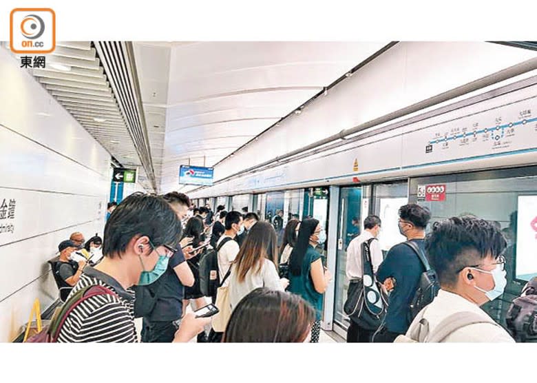 乘客逼滿月台。