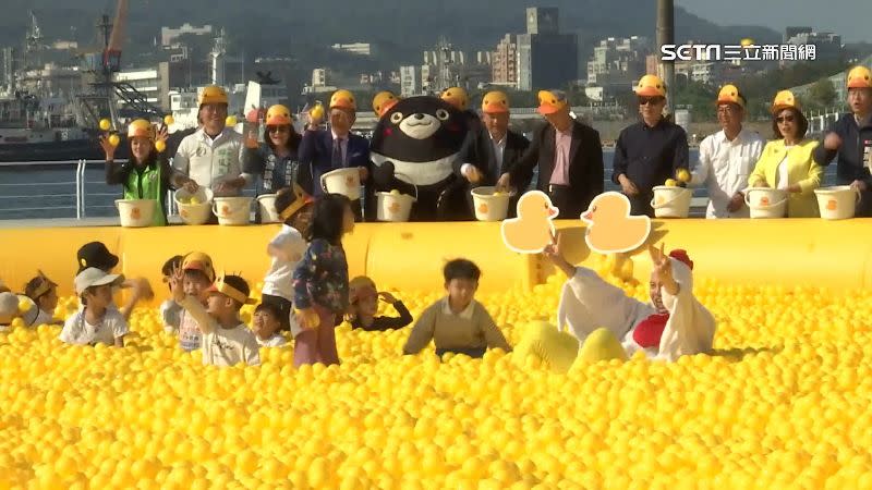 高雄市府也公布「冬季遊樂園」設施，搭配黃色小鴨展出。