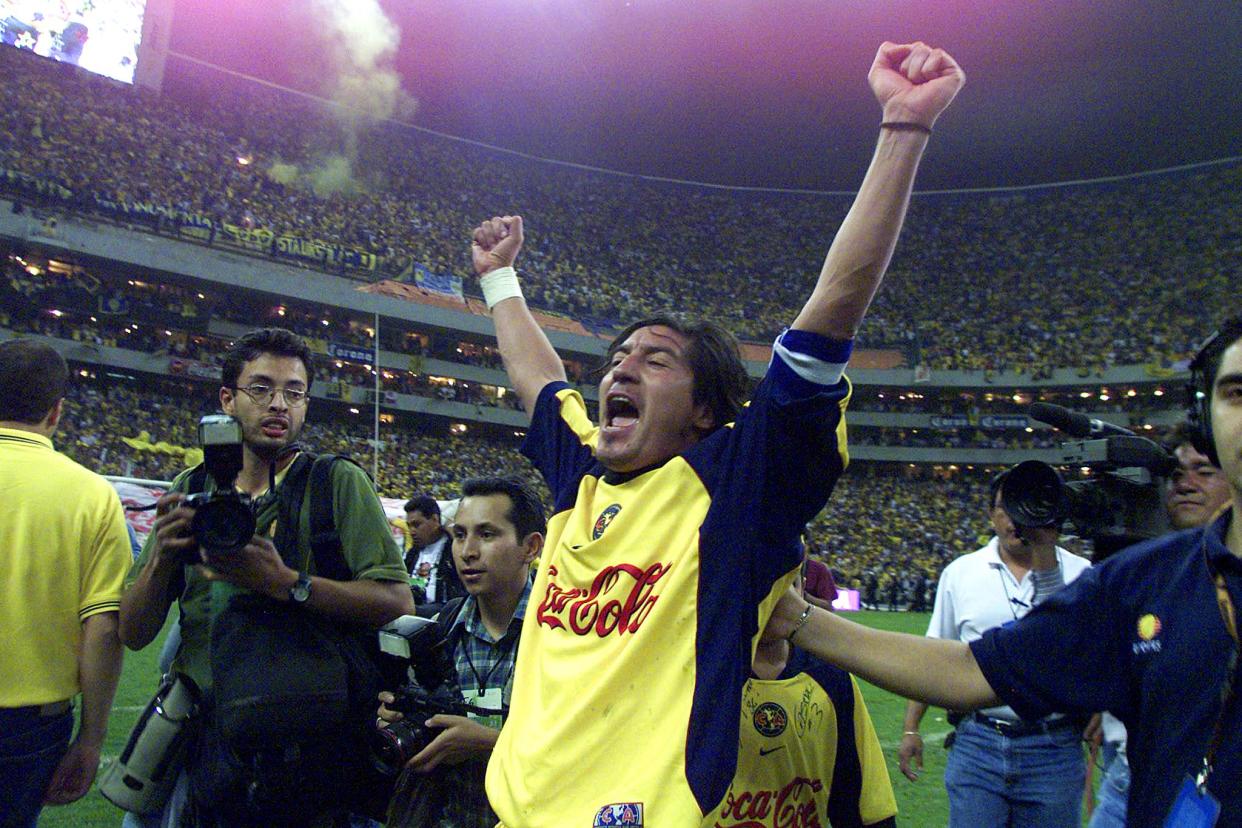 Iván Zamorano celebra el título con el América en mayo de 2002. (JORGE UZON/AFP via Getty Images)