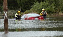 <p>Tausende Hilfskräfte versuchen vereint, den Schaden in Grenzen zu halten. Bei diesem Auto scheint alle Hoffnung verloren. </p>