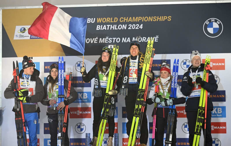 (L-R) Italian biathletes second placed Tommaso Giacomel and Lisa Vittozzi, French winners Lou Jeanmonnot and Quentin Fillon Maillet and Norwegian third-placed Ingrid Landmark Tandrevold and Johannes Thingnes Boe celebrate at the award ceremony of the mixed individual relay of the Biathlon World Championships. Hendrik Schmidt/dpa