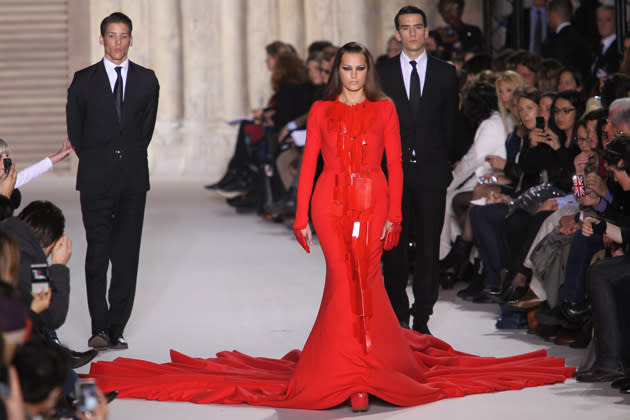 Pariser Fashion Week: Yasmin Le Bon im 50-Kilo-Kleid (Bild: Getty Images)