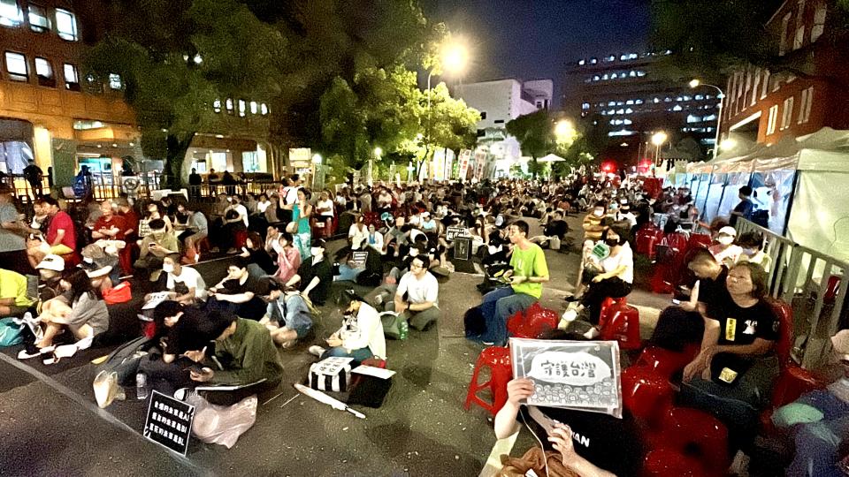晚間濟南路抗議群眾。（圖／塗豐駿攝）