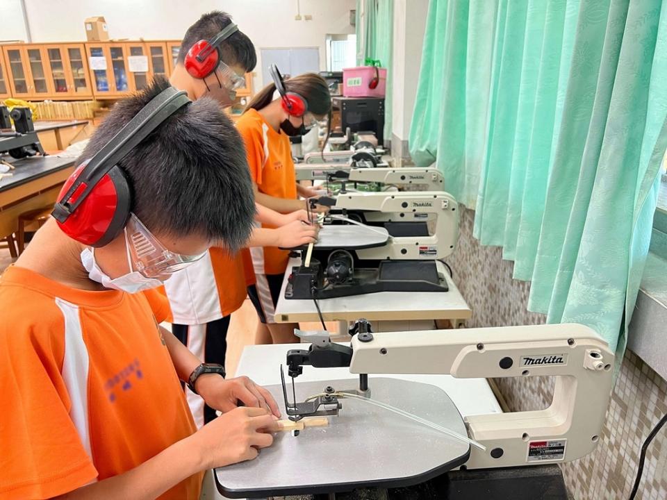 圖說:臺中市新社高中附設國中部學生利用平台式線鋸機各自完成實作課題。