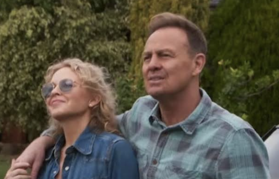 Kylie Minogue and Jason Donovan appear in the last episode of Neighbours. 