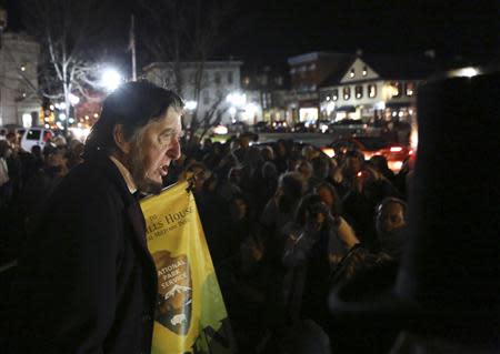 A re-enactor portraying former U.S. President Abraham Lincoln (L) addresses the crowd in the Gettysburg, Pennsylvania town square November 18, 2013. REUTERS/Gary Cameron