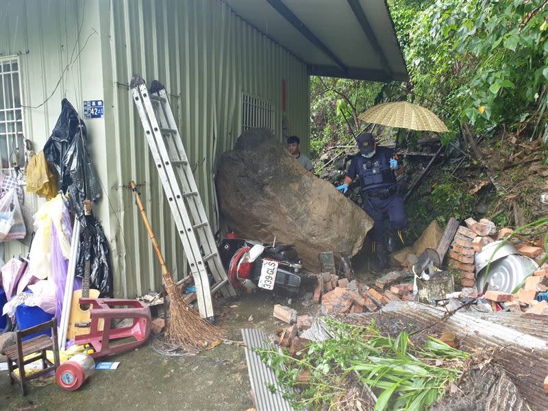 新竹縣尖石嘉樂村，因連日豪雨造成土石鬆動，巨石滾落砸毀民宅。