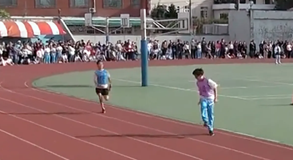 台中市文昌國小的學生在大隊接力時跳滑步舞，引起網路熱議。（翻攝自記者爆料網）