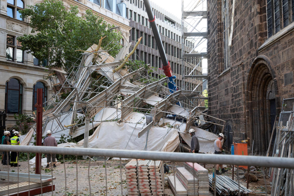 <p>In der Hansestadt sind Arbeiter am Freitagmorgen mit Aufräumarbeiten beschäftigt. Ein äußerst starker Wind hatte am Abend zuvor ein Gerüst an der Liebfrauenkirche einstürzen lassen. (Bild: Jörg Sarbach/dpa) </p>