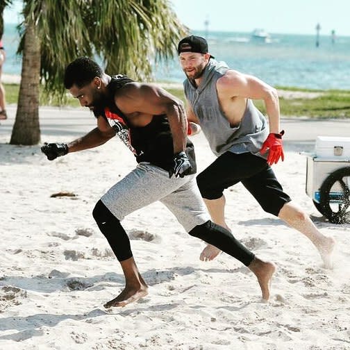 <p>Si cette ressemblance n’est pas physique, en revanche, les deux hommes ont la même gestuelle et la même façon de parler. Une nouvelle star est incontestablement née. Crédit photo : Instagram johndavidwashington </p>