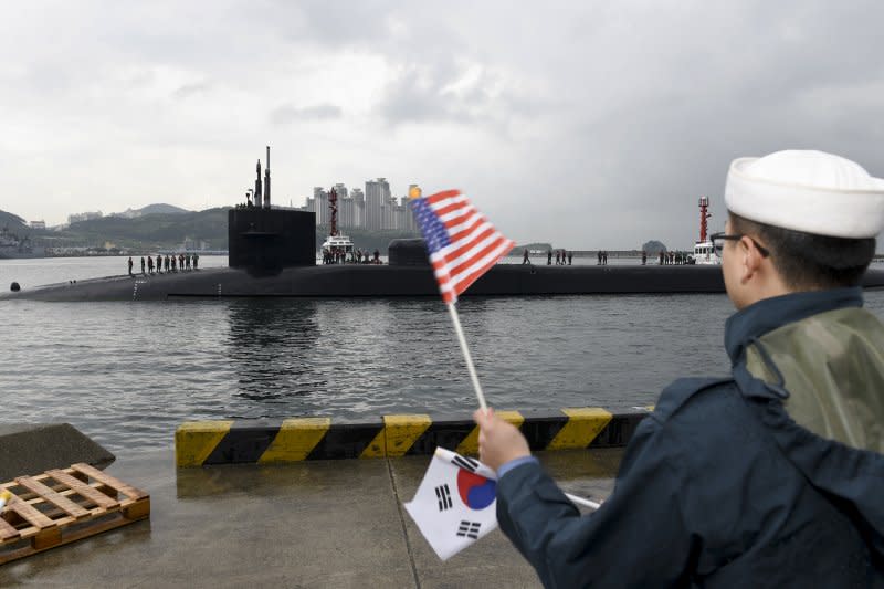 美軍核動力潛艦密西根號駛入釜山港。（美聯社）