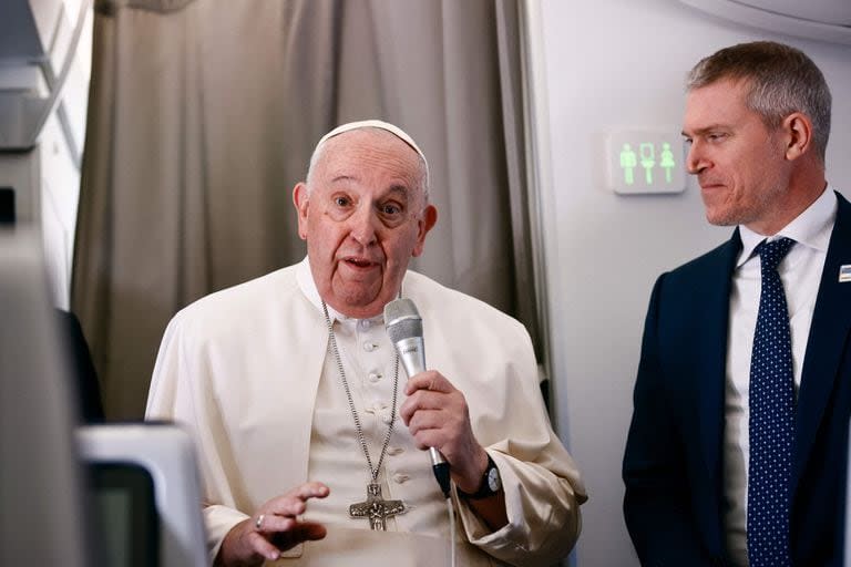 El papa Francisco junto al portavoz del Vaticano, Matteo Bruni