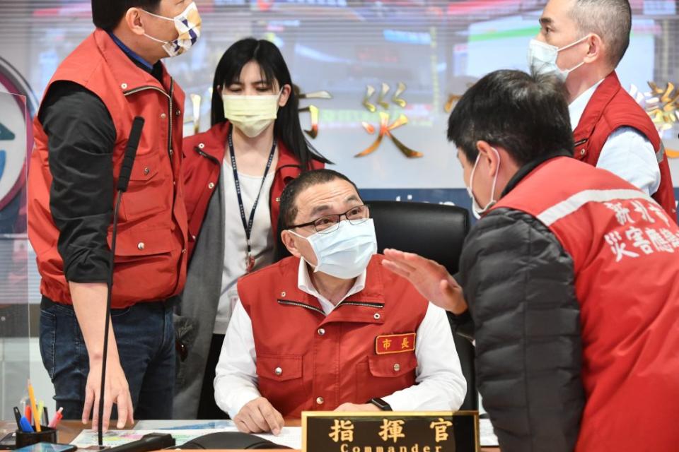 全台無預警停電，新北市長侯友宜第一時間進駐災害應變中心。（新北市政府提供）