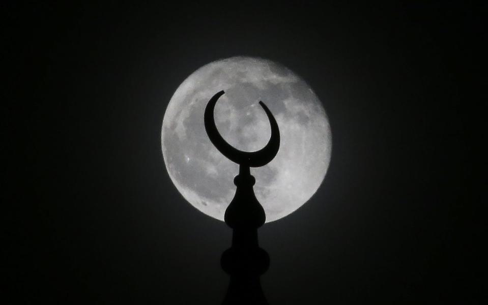 The November full moon rises over the Diyanet Mosque at night time in Washington, United States - Anadolu