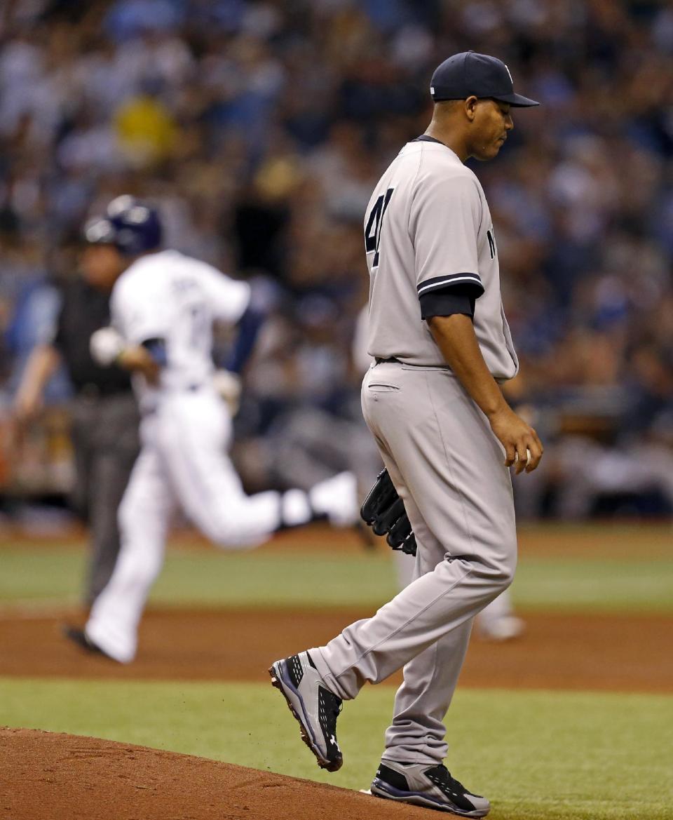 El abridor dominicano Iván Nova, de los Yanquis de Nueva York, desciende del montículo tras recibir un cuadrangular de dos carreras de Evan Longoria, de los Rays de Tampa Bay, durante el tercer inning del partido del sábado 19 de abril de 2014, en St. Petersburg, Florida. Los Rays apalearon a Yanquis 16-1. (Foto AP/Mike Carlson)