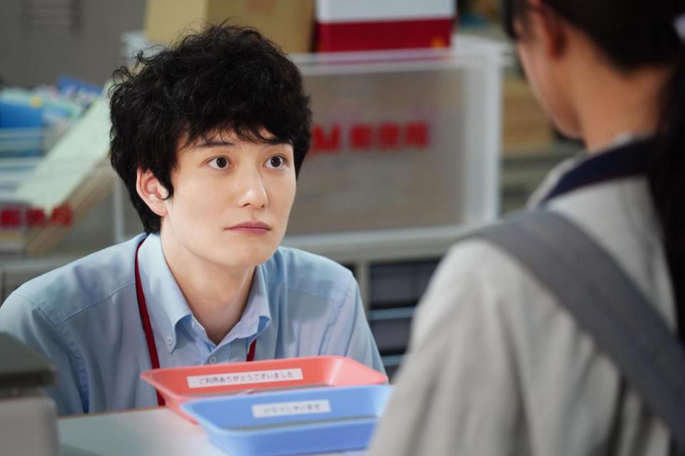 岡田將生飾演在郵局裡工作的「快一秒男孩」。（甲上娛樂提供）