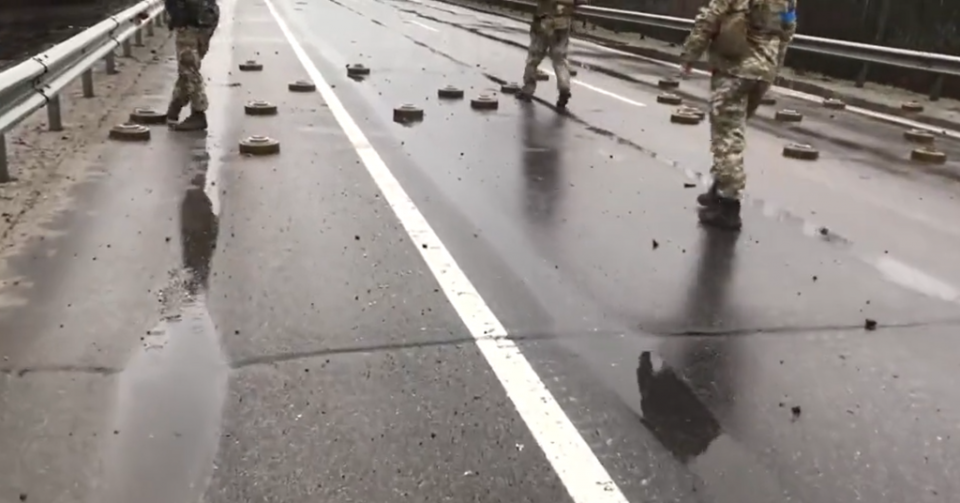 烏克蘭士兵把地雷踢到路邊。（圖／翻攝自推特／@IAPonomarenko）