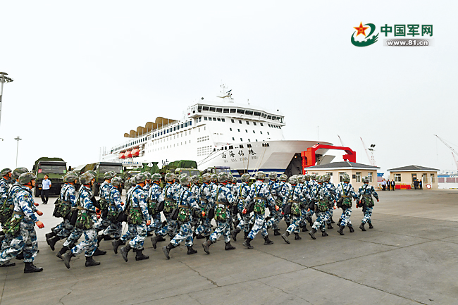 「渤海輪渡」集團配合輪渡裝載、機動、卸載等軍事演訓。   圖：翻攝中國軍網