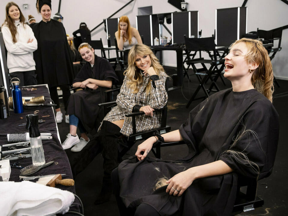 Heidi und ihre Models beim Umstyling: Ist es ein erleichtertes oder ein verzweifeltes Lachen? (Bild: ProSieben/Richard Hübner)