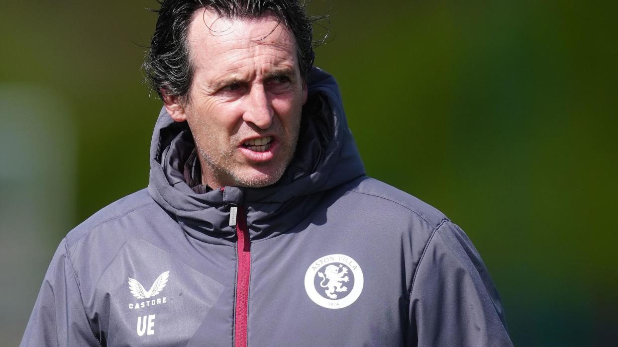 Unai Emery works on the training ground