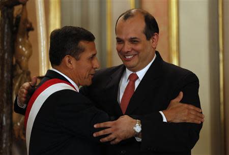 Peru's President Ollanta Humala (L) greets Finance Minister Luis Miguel Castilla during the swearing-in ceremony of new members of his cabinet at the government palace in Lima, October 31, 2013. REUTERS/Mariana Bazo