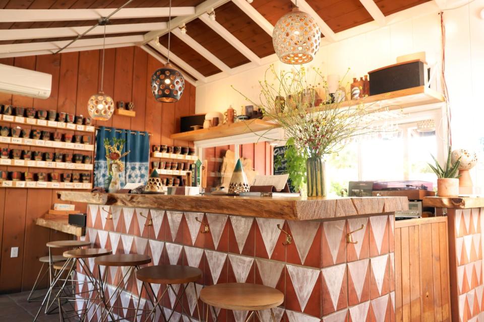 Plants sit on top of a bar at Ojai Rancho Inn.