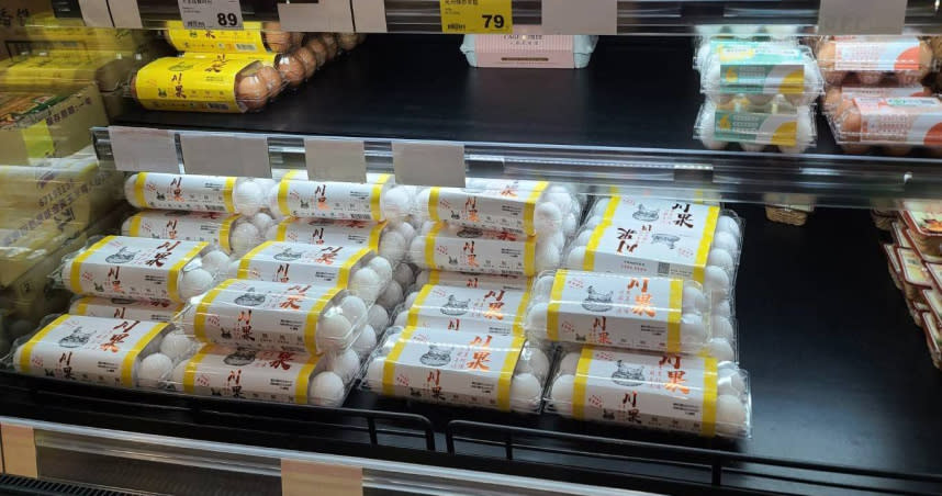 近日赴超市欲選購雞蛋時，可發現架上多半剩下的是高價蛋，而一般的洗選蛋早已被搶購一空。（圖／CTwant資料室）