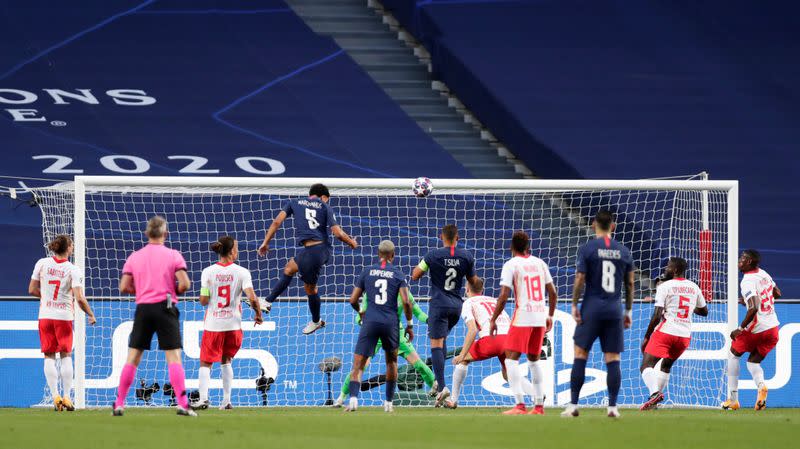 El defensa brasileño Marquinhos del Paris St Germain anota el primer gol de equipo frente al RB Leipzig por las semifinales de la Liga de Campeones de Europa en el Estadio da Luz de Lisboa