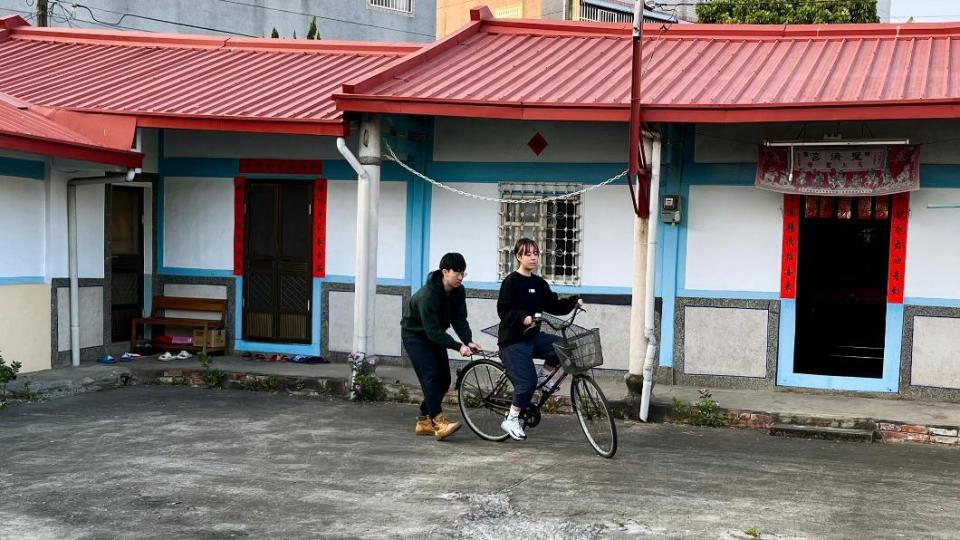 吉他手建廷過年時細心陪伴妹妹學騎腳踏車。（圖／何樂音樂提供）