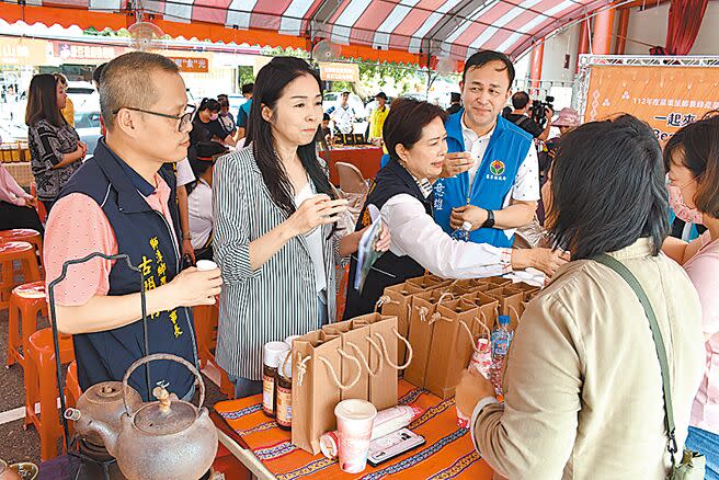 苗栗縣長夫人陳美琦（左二）27日赴獅潭幫忙推銷原住民自產蜂蜜，試喝蜂蜜水。（謝明俊攝）