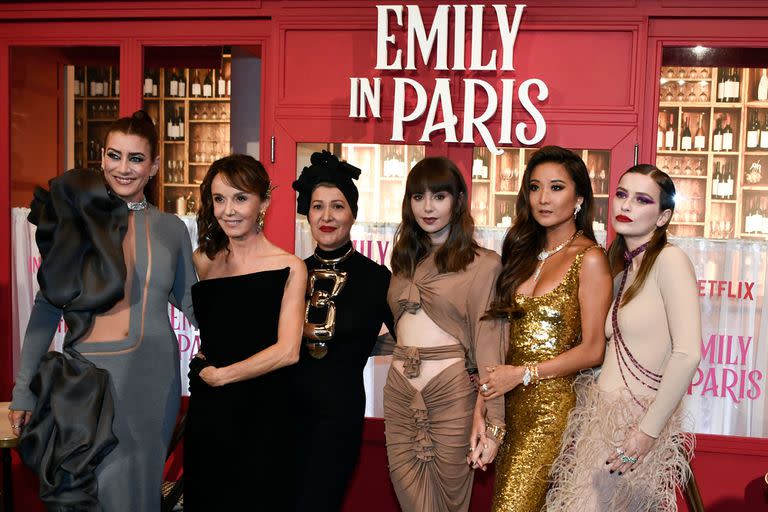 Las actrices Kate Walsh, Philippine Leroy-Beaulieu, Lily Collins, Ashley Park and French y Camille Razat, junto con la diseñadora Marylin Fitoussi, en el Theatre des Champs Elysees, en París