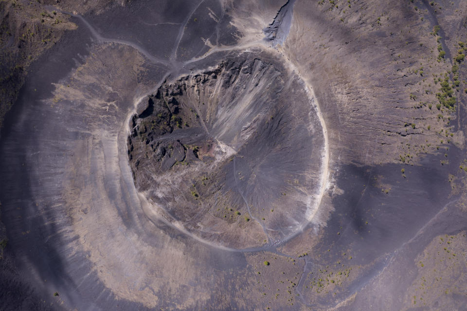 Vista del cráter del volcán Paricutín, en Mexico, el miércoles 22 de febrero de 2023. El terreno está aún caliente en lo alto del cráter de Paricutín, el primer volcán de este tipo en tener completamente documentado su ciclo de vida por la ciencia moderna desde que hizo erupción hace 80 años. (AP Foto/Fernanda Pesce)