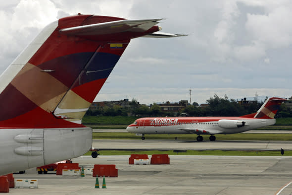 avianca plane makes emergency landing with no front wheels