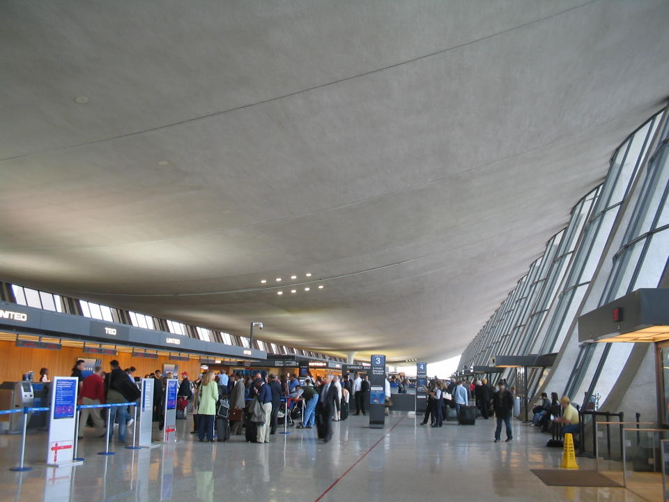 <p>Los exhaustivos controles fronterizos de los aeropuertos estadounidenses hacen muy difícil tener una experiencia agradable en ellos. Este en concreto es especialmente tedioso y hace que las posibilidades de perder una escala se multipliquen (Wikimedia Commons). </p>