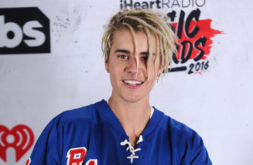 INGLEWOOD, CALIFORNIA - APRIL 03:  Justin Bieber poses in the press room at the iHeartRadio Music Awards at The Forum on April 3, 2016 in Inglewood, California.  (Photo by Jason LaVeris/FilmMagic)