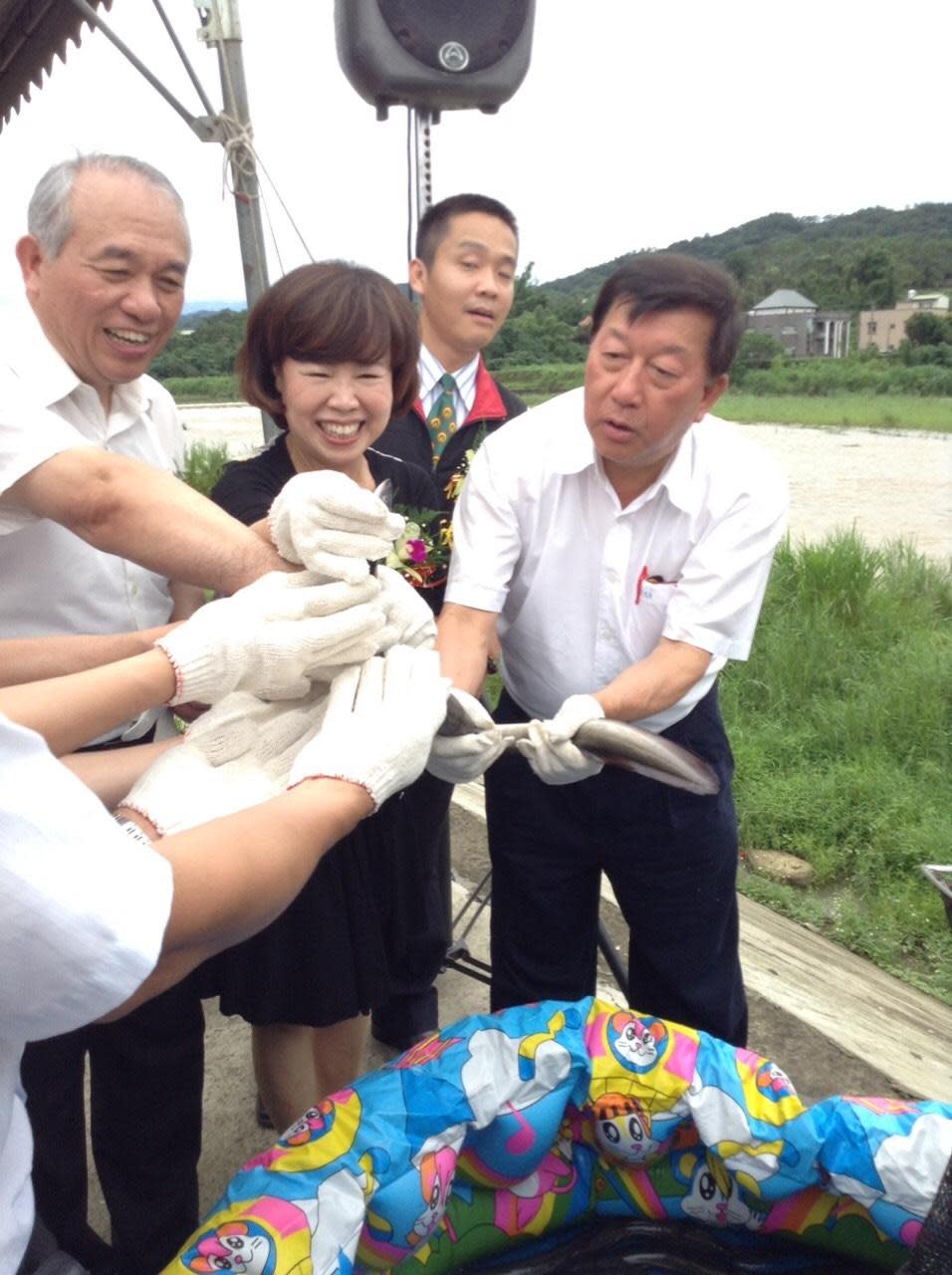 郭瓊英(左2)過去在擔任台灣鰻魚發展基金會董事長期間曾多次參加公部門舉辦的種鰻放流復育活動。(旺生提供)