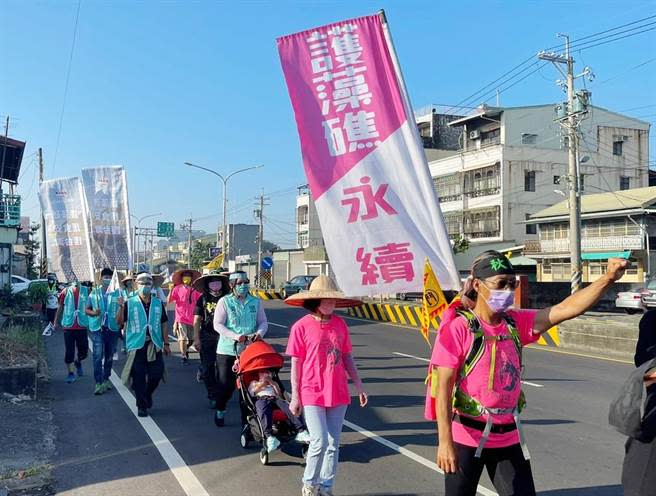 「秋鬥行腳」邁入第9天，21日進入嘉義縣市，台灣民眾黨嘉義黨部等支持者也聲援響應，陪走到嘉義火車站。（讀者提供∕呂妍庭嘉義傳真）