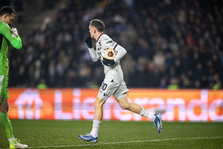 Florian Wirtz convirtió el descuento y se llevó la pelota para buscar el empate, algo que Bayer Leverkusen conquistó en la última jugada