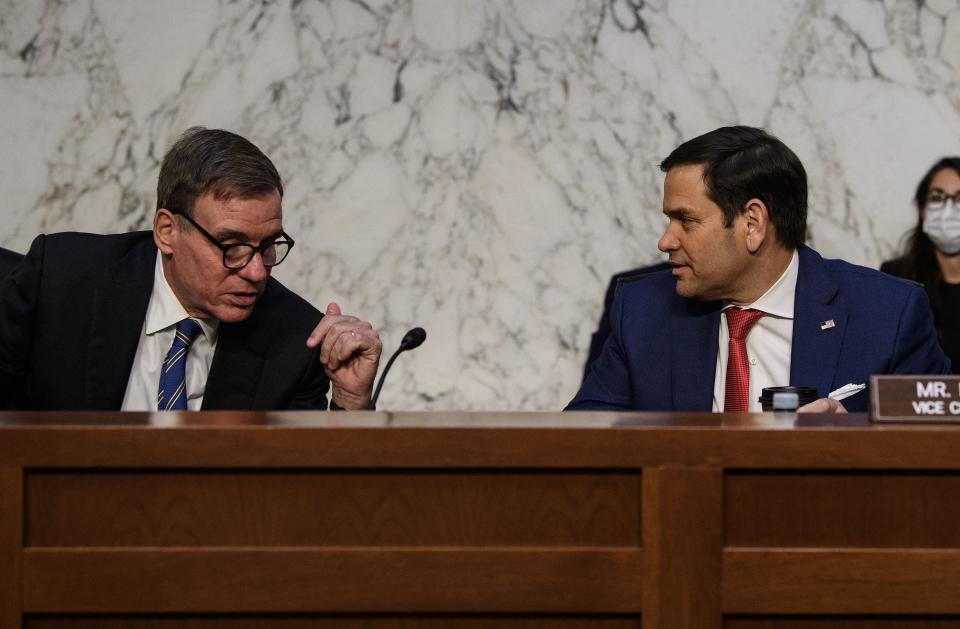 Senator Warner spreekt met senator Rubio voor een hoorzitting van de inlichtingencommissie van de Senaat over de bedreigingen voor de nationale veiligheid vanuit China op 4 augustus 2021. (Foto door Nicholas Kamm AFP)