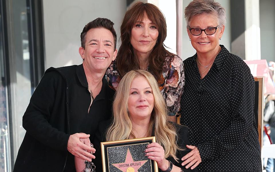 Mit seinen "Eine schrecklich nette Familie"-Kolleginnen versteht sich David Faustino bis heute bestens: 2022 waren er und Katey Sagal (oben Mitte) und Amanda Bearse (rechts) dabei, als Christina Applegate mit einem Stern auf dem "Hollywood Walk Of Fame" geehrt wurde. (Bild: Phillip Faraone/Getty Images)