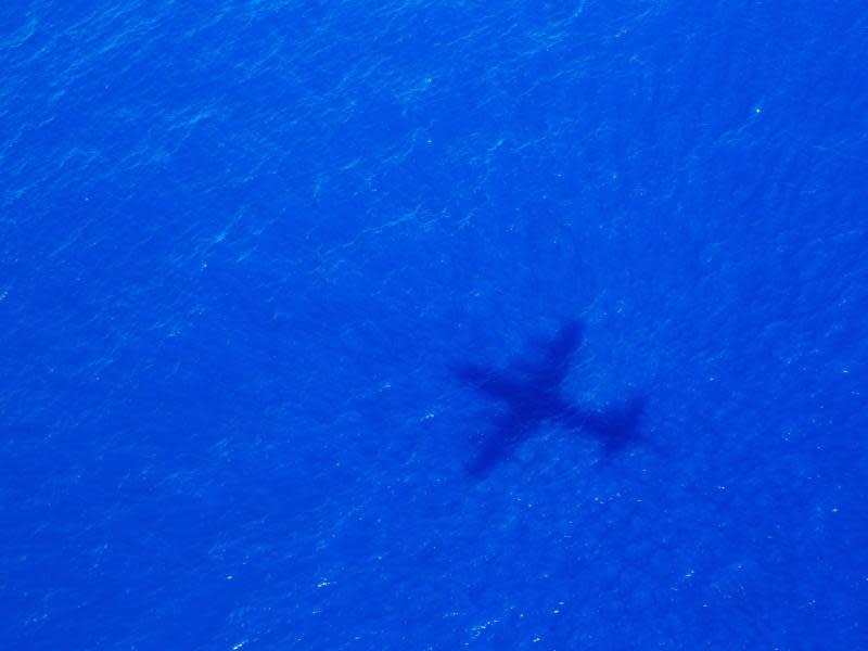 Ein Flugzeug der neuseeländischen Luftwaffe überfliegt den Indischen Ozean auf der Suche nach MH370. Foto: Richard Wainwright/Archiv